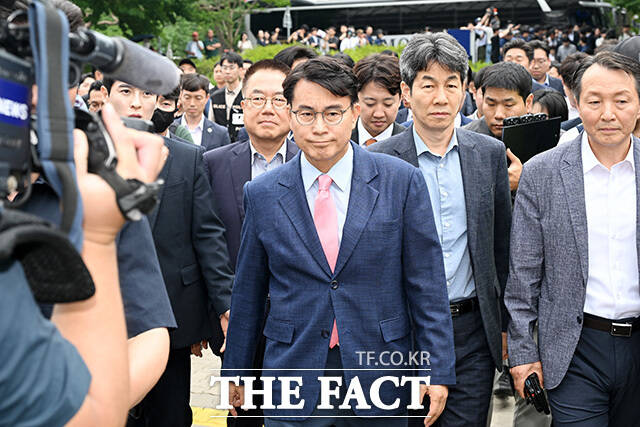 올림픽공원 개표소 내부에 쌓여있는 투표지 보관박스.