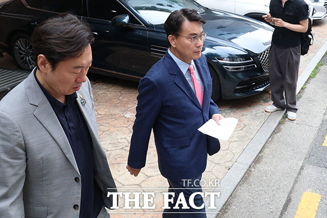 윤상현 6·3 지방선거 투표용지 부족 사태 국정조사특별위원회 위원장이 송파구 선거관리위원회에서 열린 '투표용지 부족 사태 관련 현장보고회'에 들어서고 있다. /국회사진기자단