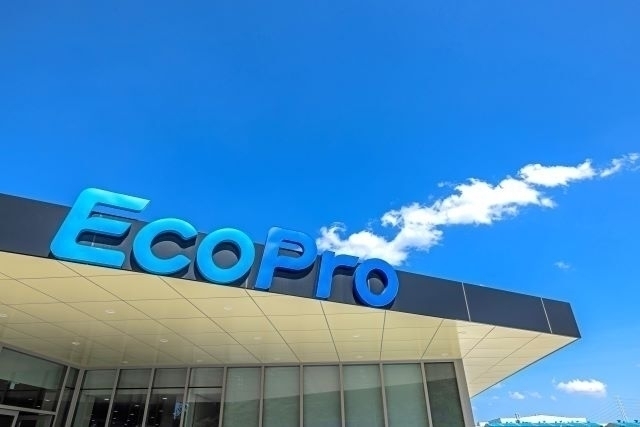 2일 한국거래소에 따르면 에코프로비엠은 전날 6.88% 급락한 13만2700원에 거래를 마친 후 다음 날인 2일 장에서도 장중 최저 12만2600원까지 떨어지는 등 급락세를 이어가고 있다. /에코프로