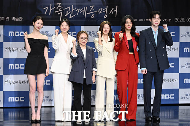 배우 박솔라와 임지은, 김미숙 감독과 배우 박세영, 한고은, 성이언(왼쪽부터)이 2일 오후 서울 마포구 상암 MBC에서 새 일일드라마 '가족관계증명서' 제작발표회에 참석해 포즈를 취하고 있다. /김성렬 기자