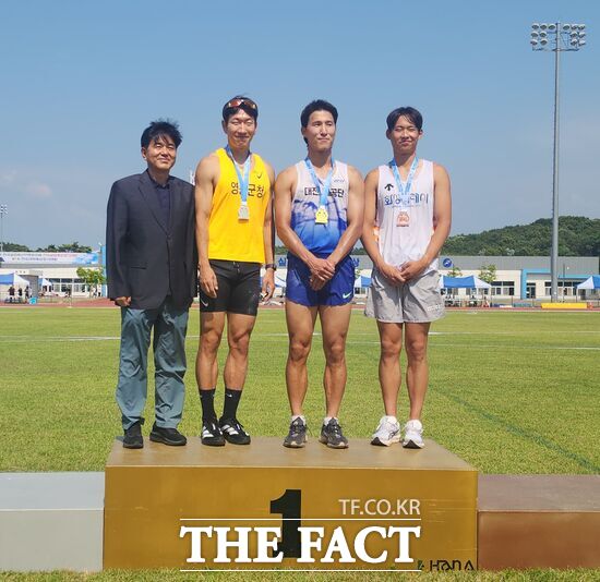 대전시설관리공단 소속 한두현 선수가 충남 서천에서 열린 제2회 한국실업육상연맹회장배 전국실업육상대회에서 남자 일반부 장대높이뛰기 1위를 차지했다. 사진 왼쪽부터 3번째가 한두현 선수. /대전시설관리공단