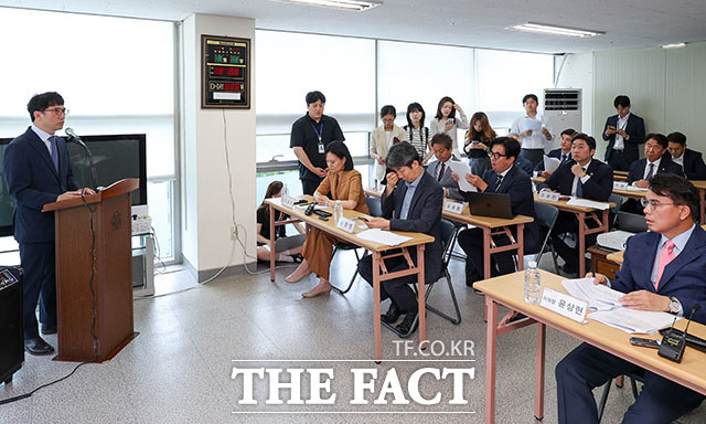 김남훈 송파구선거관리위원회 사무국장 직무대리가 2일 서울 송파구 선거관리위원회에서 투표용지 부족 사태에 대해 브리핑 하고 있다. /국회사진기자단