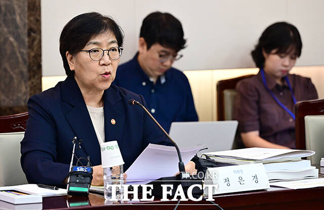 정은경 보건복지부 장관(왼쪽)이 2일 오후 서울 종로구 정부서울청사에서 열린 제6차 국민연금기금운용위원회 회의에 참석해 모두발언을 하고 있다. /임영무 기자