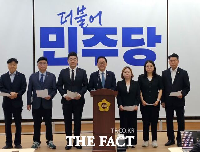 2일 경기도의회에서 안광률 원내대표(시흥1) 등 민주당 대표단이 기자회견을 하고 있다. /이승호 기자