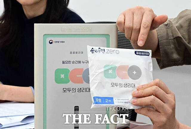 조민경 성평등가족부 성평등정책관이 2일 오전 서울 종로구 정부서울청사에서 공공생리대 수동지급기 실물과 관련해 설명하고 있다. /임영무 기자
