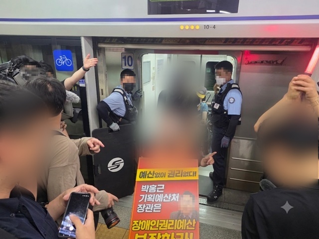 서울교통공사가 장애인단체의 지하철 탑승 불법 시위에 대해 무관용 원칙을 적용한다고 밝혔다. /서울교통공사
