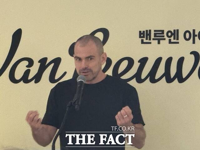 밴루엔은 2008년 미국 뉴욕 브루클린에서 노란색 아이스크림 트럭 한 대로 시작한 브랜드다. 미국 주요 도시에서 100곳이 넘는 직영 스쿱숍을 운영하고 있으며 1만여개 이상의 유통 채널을 통해 제품을 판매하고 있다. 사진은 밴루엔 공동 창업자 겸 최고경영자 벤 밴루엔이 미디어데이에서 발언하는 모습. /이윤경 기자