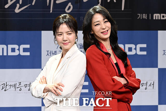 배우 박솔라와 임지은, 김미숙 감독과 배우 박세영, 한고은, 성이언(왼쪽부터)이 2일 오후 서울 마포구 상암 MBC에서 새 일일드라마 '가족관계증명서' 제작발표회에 참석해 포즈를 취하고 있다. /김성렬 기자