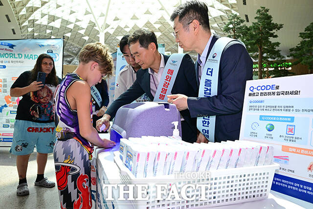 김범호 인천국제공항공사 사장직무대행(가운데)과 윤현덕 국립인천공항검역소장(오른쪽)이 2일 인천국제공항 제2터미널에서 여름 휴가철 맞이 대국민 안전 여행 캠페인의 일환으로 외국인 관광객에게 올바른 손씻기 방법을 알려주고 있다. /인천국제공항=남윤호 기자