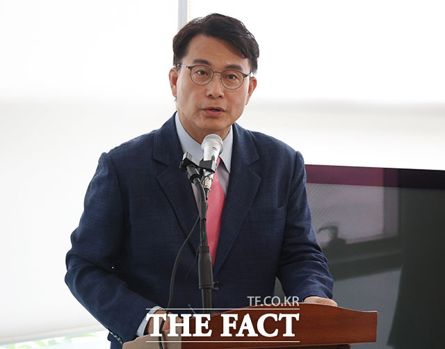 윤상현 6·3 지방선거 투표용지 부족 사태 국정조사특별위원회 위원장이 송파구 선거관리위원회에서 열린 '투표용지 부족 사태 관련 현장보고회'에 들어서고 있다. /국회사진기자단