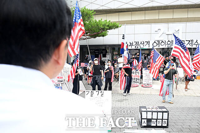 올림픽공원 찾아 구호 외치는 황교안 자유와혁신 대표.