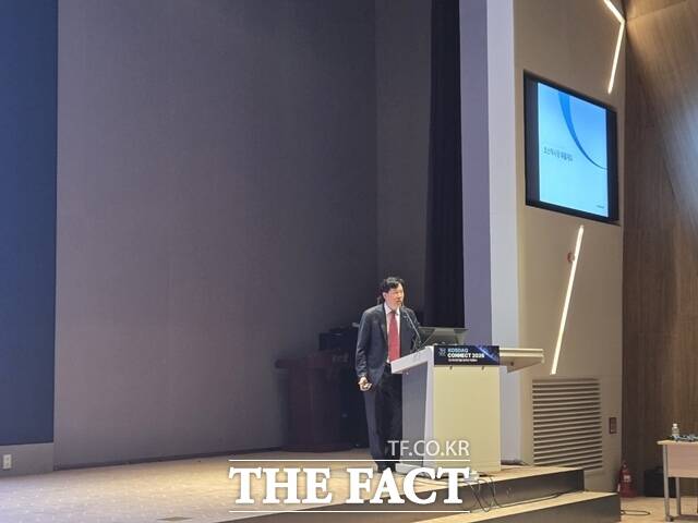 한국거래소의 부실기업 퇴출 요건을 골자로 한 제도개편이 시행되면 퇴출 예상 기업이 50곳 안팎이 될 전망이다. 사진은 2일 '코스닥 30주년 기념행사'에서 김성천 코스닥시장본부 공시부 공시제도팀장이 '체질 개선-부실기업 퇴출 현황 및 추진 방향' 에 대해 발제하고 있는 모습. /장혜승 기자
