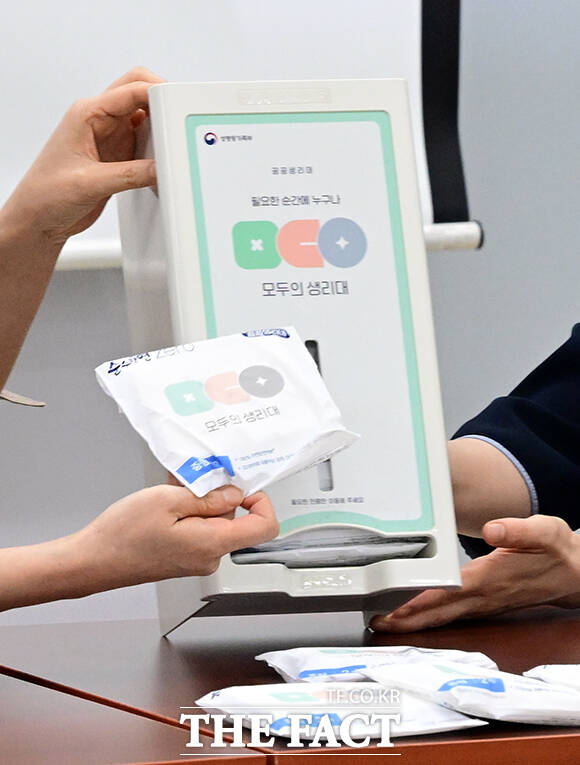 조민경 성평등가족부 성평등정책관이 2일 오전 서울 종로구 정부서울청사에서 공공생리대 수동지급기 실물과 관련해 설명하고 있다. /임영무 기자