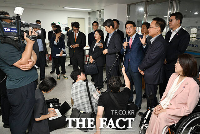 올림픽공원 개표소 내부에 쌓여있는 투표지 보관박스.