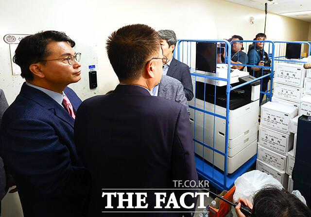 국회 전국동시지방선거 투표용지 부족 사태 등 국민 참정권 침해 진상규명 및 선거관리 개혁을 위한 국정조사 특별위원회가 2일 서울 송파구 올림픽공원 핸드볼경기장에 대한 현장조사에 나선 가운데 윤상현 위원장(왼쪽)과 위원들이 현장을 살펴보고 있다. /남용희 기자