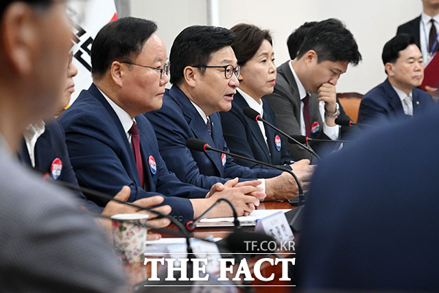 정점식 국민의힘 원내대표(가운데)가 2일 오전 서울 여의도 국회에서 열린 국민의힘 최고위원회의에서 모두 발언을 하고 있다. /국회=서예원 기자