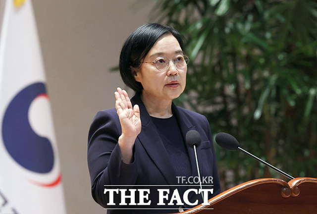 한성숙 국무총리가 2일 오전 세종시 정부세종청사에서 열린 취임식에 참석해 취임선서를 하고 있다. /뉴시스