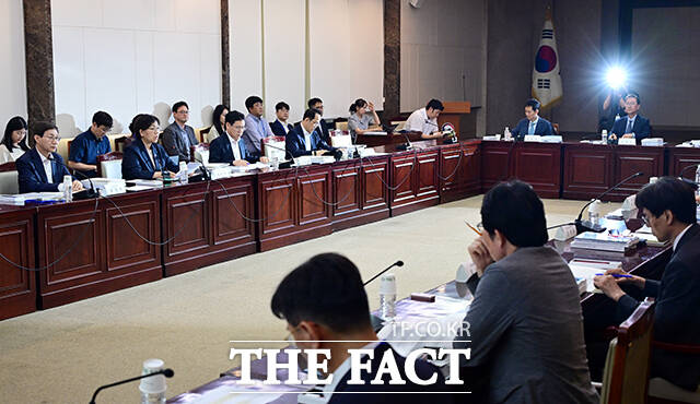 정은경 보건복지부 장관(왼쪽)이 2일 오후 서울 종로구 정부서울청사에서 열린 제6차 국민연금기금운용위원회 회의에 참석해 모두발언을 하고 있다. /임영무 기자
