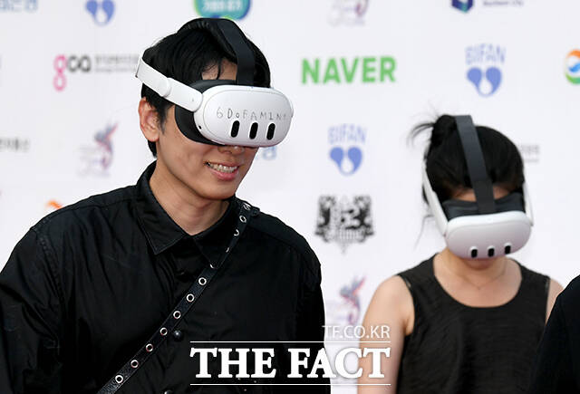 VR 기기 착용하고 레드카펫 등장한 영화 관계자들.