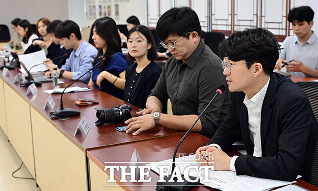 임종필 성평등가족부 성형평성기획과장이 2일 오전 서울 종로구 정부서울청사에서 열린 청년 공존·공감위원회 중간보고회에서 발언을 하고 있다. /임영무 기자