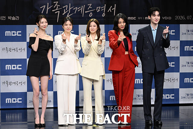배우 박솔라와 임지은, 김미숙 감독과 배우 박세영, 한고은, 성이언(왼쪽부터)이 2일 오후 서울 마포구 상암 MBC에서 새 일일드라마 '가족관계증명서' 제작발표회에 참석해 포즈를 취하고 있다. /김성렬 기자