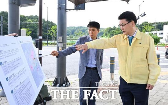 김원기 경기 의정부시장(오른쪽)이 지난 1일 민락~고산 연결도로 개설사업 현장을 방문, 관계자와 함께 추진 현황에 대한 의견을 나누고 있다. /의정부시