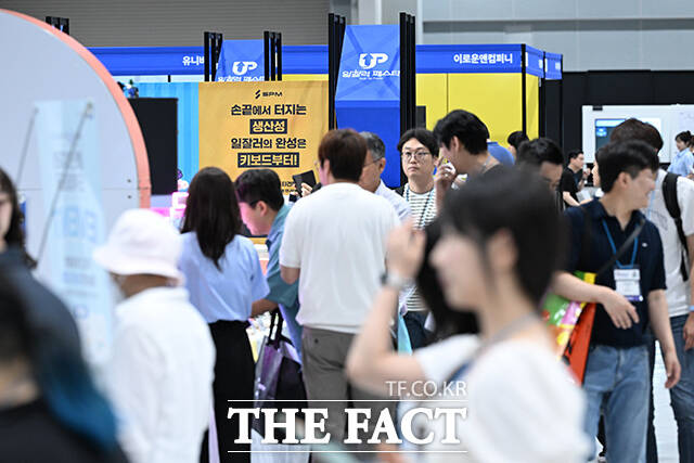 '2026 일잘러 페스타'가 2일 오전 서울 강서구 코엑스 마곡에서 열린 가운데 관람객이 부스에 진열된 상품을 둘러보고 있다. /김성렬 기자