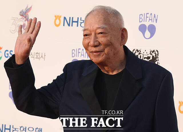 원화평 감독이 2일 오후 경기 부천시 원미구 부천아트센터에서 열린 '제30회 부천국제판타스틱영화제' 레드카펫 행사에서 포즈를 취하고 있다. /부천=박상민 기자