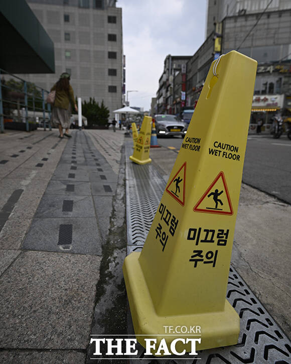 미끄럼 주의 안내판이 세워진 빗물받이.