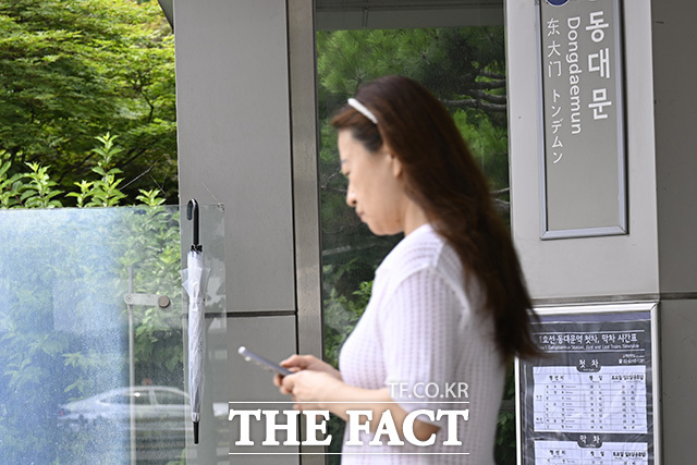 동대문역 출구에 걸린 주인 없는 우산.