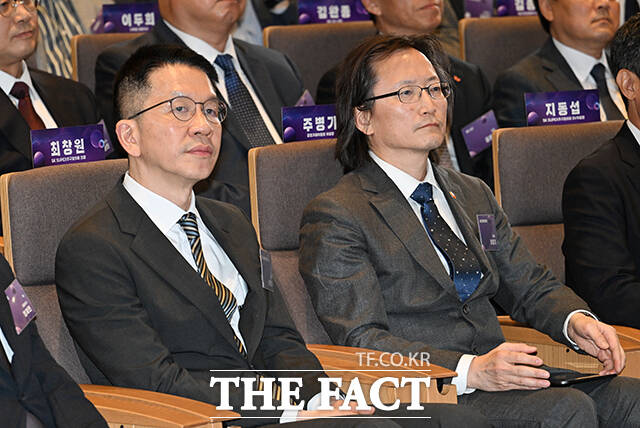 최창원 SK그룹 SUPEX추구협의회 의장(앞줄 왼쪽에서 네 번째)과 주병기 공정거래위원장(앞줄 왼쪽에서 다섯 번째)이 2일 오후 서울 중구 SKT타워에서 열린 'SK-공정위 상생 협약 체결식'에 참석해 기념촬영을 하고 있다. /박헌우 기자
