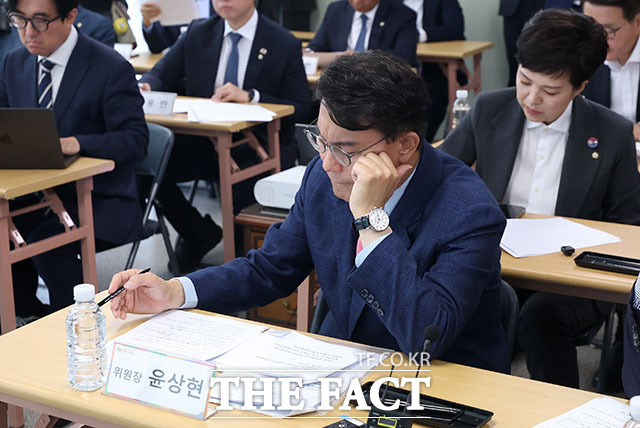 윤상현 6·3 지방선거 투표용지 부족 사태 국정조사특별위원회 위원장이 송파구 선거관리위원회에서 열린 '투표용지 부족 사태 관련 현장보고회'에 들어서고 있다. /국회사진기자단