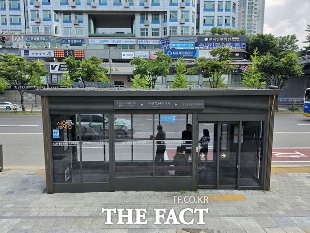 서현역 앞 버스정류장에 설치된 스마트 버스쉘터 /성남시