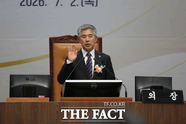조철기 충남도의회 의장이 2일 개최된 제13대 충남도의회 개원식에서 선서문을 낭독하고 있다. /노경완 기자