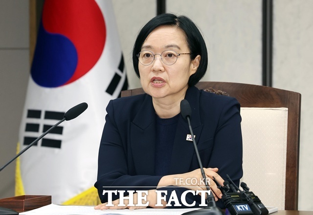 한성숙 국무총리(사진)는 2일 정부세종청사에서 열린 비상경제점검회의에서 “우리 경제는 여전히 위기 상황”이라며 “고유가와 고환율 상황에 더해 주요국의 기준금리 인상 가능성까지 커지고 있는 상황이라 정부의 밀착 대응이 필요하다”고 밝혔다. /뉴시스
