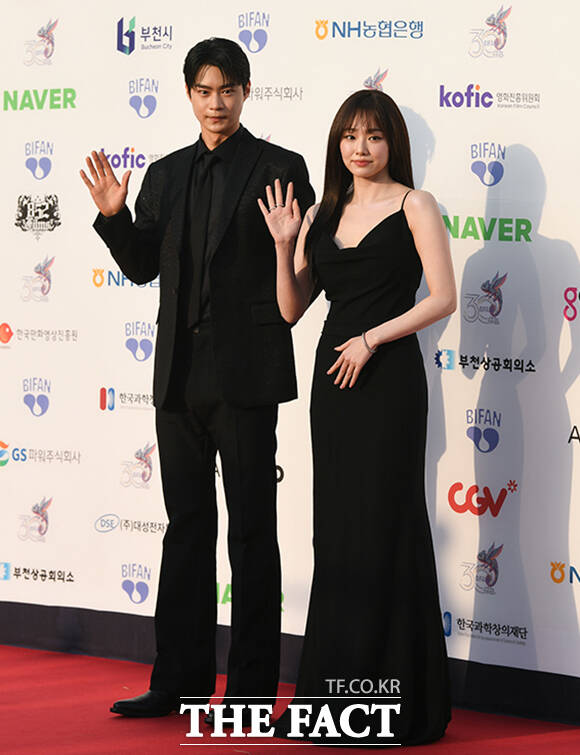 배우 현우석(왼쪽)과 강미나가 2일 오후 경기 부천시 원미구 부천아트센터에서 열린 '제30회 부천국제판타스틱영화제' 레드카펫 행사에서 포즈를 취하고 있다. /부천=박상민 기자
