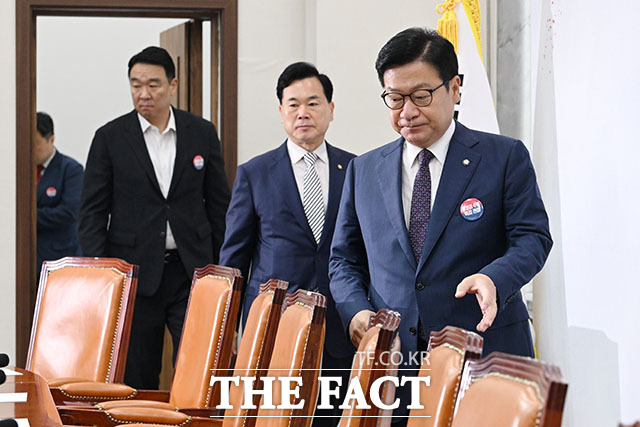 정점식 국민의힘 원내대표(가운데)가 2일 오전 서울 여의도 국회에서 열린 국민의힘 최고위원회의에서 모두 발언을 하고 있다. /국회=서예원 기자