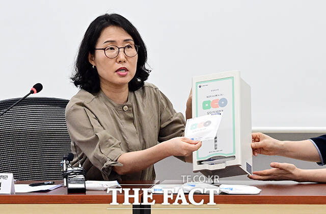 조민경 성평등가족부 성평등정책관이 2일 오전 서울 종로구 정부서울청사에서 공공생리대 수동지급기 실물과 관련해 설명하고 있다. /임영무 기자