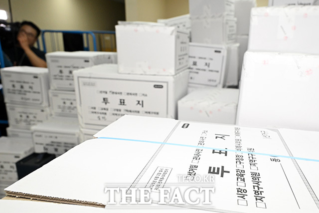 국회 전국동시지방선거 투표용지 부족 사태 등 국민 참정권 침해 진상규명 및 선거관리 개혁을 위한 국정조사 특별위원회가 2일 오전 서울 송파구 올림픽공원 핸드볼경기장에 대한 현장조사에 나선 가운데 개표소 내부에 투표지 보관박스가 쌓여있다. /남용희 기자
