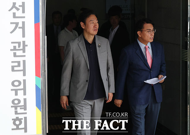 윤상현 6·3 지방선거 투표용지 부족 사태 국정조사특별위원회 위원장이 송파구 선거관리위원회에서 열린 '투표용지 부족 사태 관련 현장보고회'에 들어서고 있다. /국회사진기자단