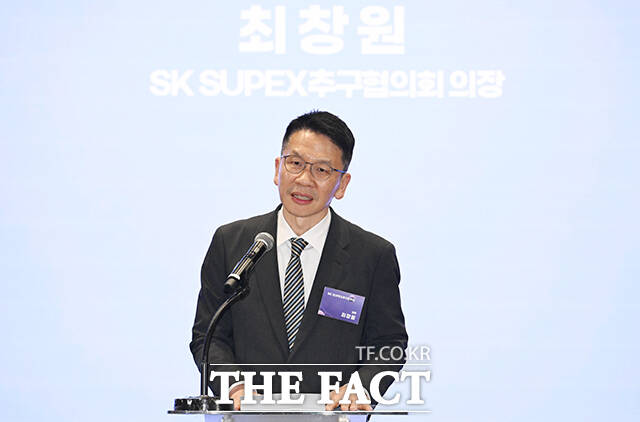 최창원 SK그룹 SUPEX추구협의회 의장(앞줄 왼쪽에서 네 번째)과 주병기 공정거래위원장(앞줄 왼쪽에서 다섯 번째)이 2일 오후 서울 중구 SKT타워에서 열린 'SK-공정위 상생 협약 체결식'에 참석해 기념촬영을 하고 있다. /박헌우 기자