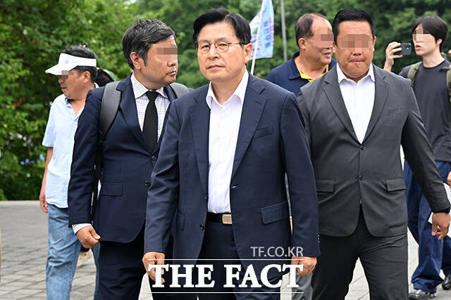 올림픽공원 찾아 구호 외치는 황교안 자유와혁신 대표.