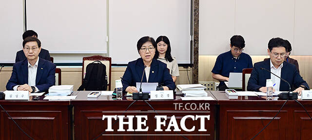 정은경 보건복지부 장관(왼쪽)이 2일 오후 서울 종로구 정부서울청사에서 열린 제6차 국민연금기금운용위원회 회의에 참석해 모두발언을 하고 있다. /임영무 기자