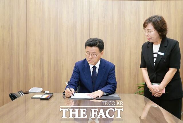 한대희 군포시장이 취임 첫 업무로 조직개편안에 결재하고 있다. /군포시