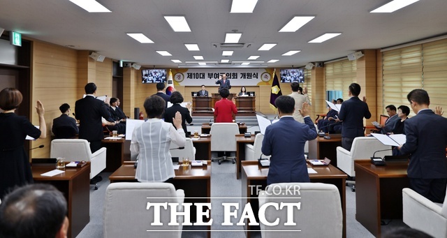 부여군의회가 2일 본회의장에서 역대 의장을 비롯해 이용우 부여군수, 지역 기관·단체장과 군청 공무원 등이 참석한 가운데 개원식을 열고 있다. /부여군의회