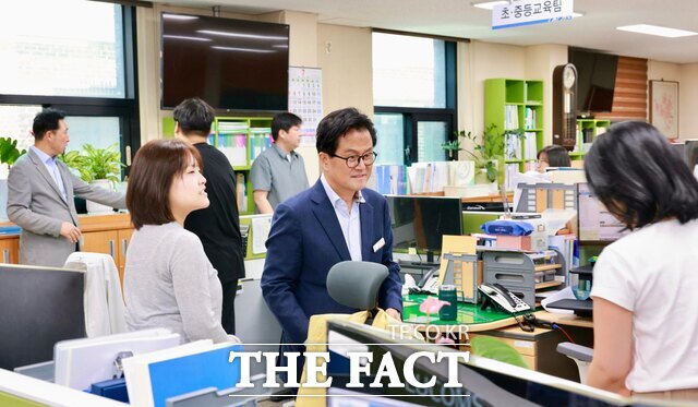 엄승용 보령시장이 2일 지역 내 유관기관을 순회하며 담당자들과 소통하고 있다. /보령시