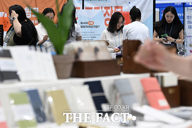 '2026 일잘러 페스타'가 2일 오전 서울 강서구 코엑스 마곡에서 열린 가운데 관람객이 부스에 진열된 상품을 둘러보고 있다. /김성렬 기자