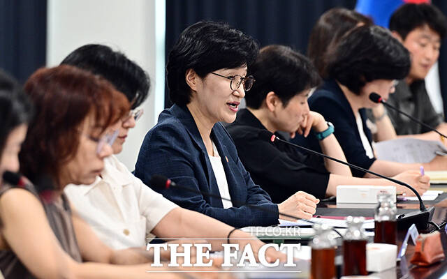 원민경 성평등가족부 장관이 2일 오후 서울 종로구 정부서울청사 창성동 별관에서 열린 여성노동 현장과 함께하는 정책 소통 간담회에 참석해 모두발언을 하고 있다. /임영무 기자