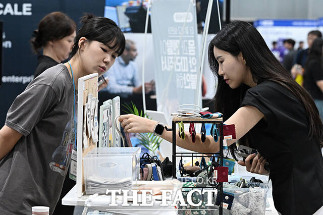 '2026 일잘러 페스타'가 2일 오전 서울 강서구 코엑스 마곡에서 열린 가운데 관람객이 부스에 진열된 상품을 둘러보고 있다. /김성렬 기자