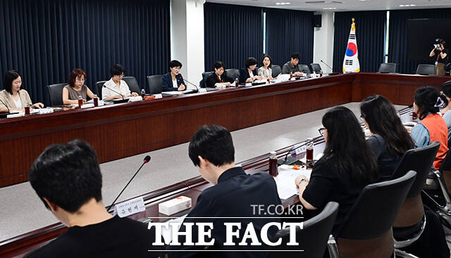 원민경 성평등가족부 장관이 2일 오후 서울 종로구 정부서울청사 창성동 별관에서 열린 여성노동 현장과 함께하는 정책 소통 간담회에 참석해 모두발언을 하고 있다. /임영무 기자